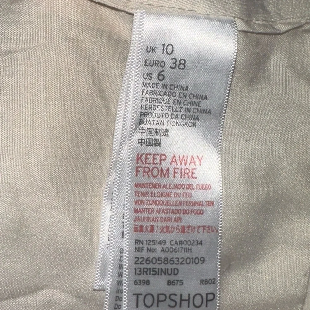 Topshop Cream Structured Crop
Top with Silver Eyelet Detailing Size 6 Like New! - Picture 8 of 9